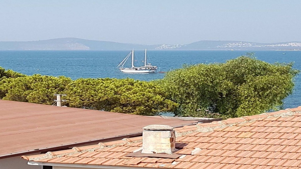 Gulluk Apartment | Luxury 2 storey apartment in Gulluk, Turkey with a sea view
