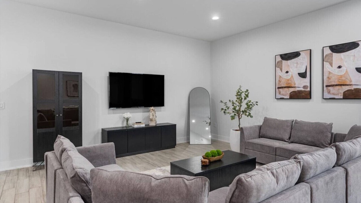 University Hills and Windsor Park House | Luxury 24 Ppl Group Retreat w/4 Kitchens, Backyard, Balcony + 10-Car Parking