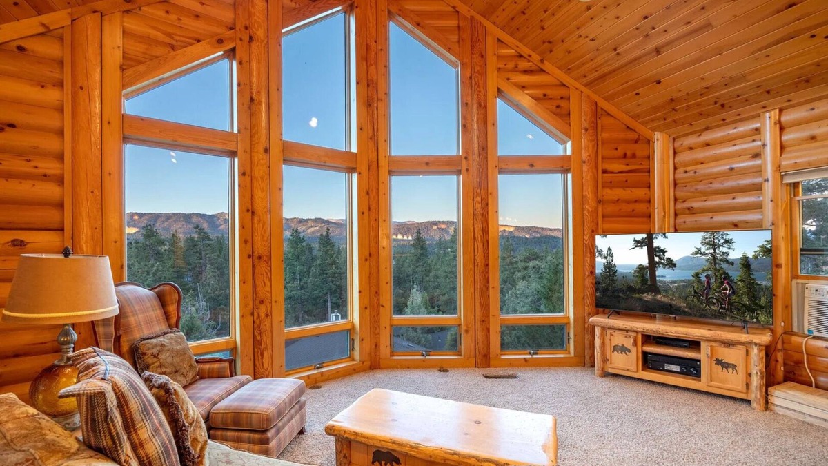 Whispering Forest Cabin | Luxury 2400 sqft Log Cabin! Panoramic views, game room, tiki bar, & Pets!