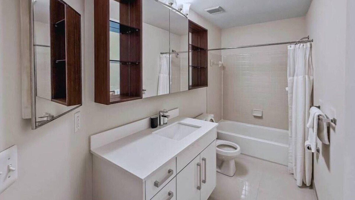 Novi Apartment | Luxury 2BD | DT Novi | 3 Beds | Free Parking