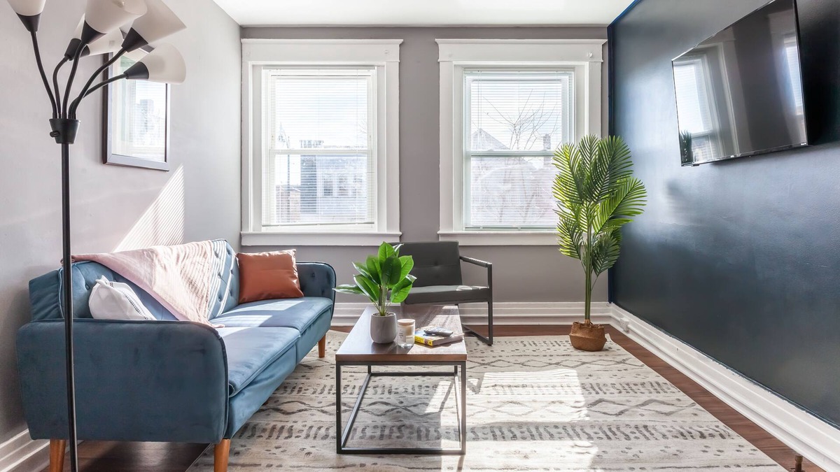 Front Park Apartment | Luxury 2Bd in Lakeview+DT+Park+FastWifi+WorkDesk