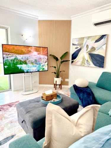 Cairns North Apartment | Luxury 2Bed 2bath Poolview apartment with Lift and 4pools