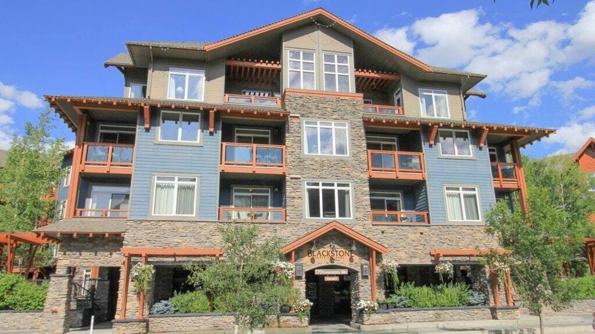 Cougar Creek Condo | Luxury 2BR/2Bath, sleeps 8 with Pool & Hot Tub
