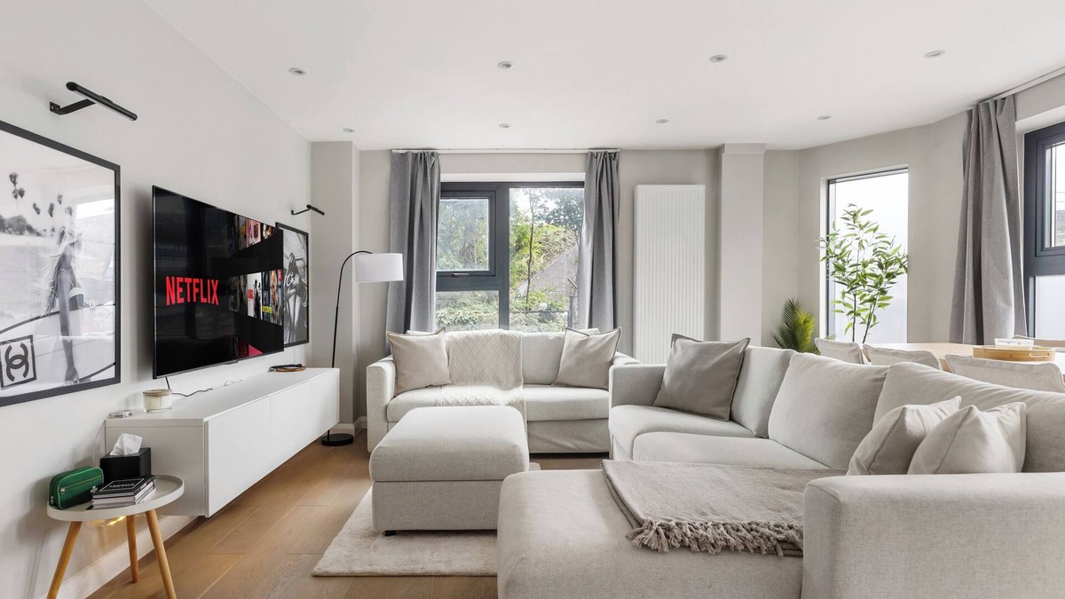 Livesey Apartment | Luxury 2BR Apartment with Terrace + Parking, Close To London Bridge