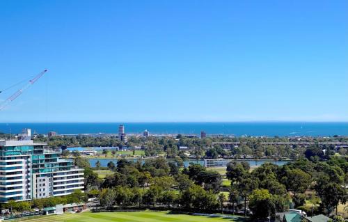 Melbourne Apartment | Luxury 2BR APT - Stunning Bay View CBD View LV16
