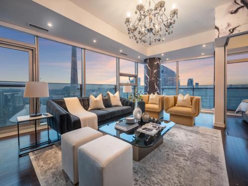 Toronto Entertainment District Apartment | Luxury 2Br Condo Entertainment District Downtown CN Tower View Balcony Pool & Hot Tub