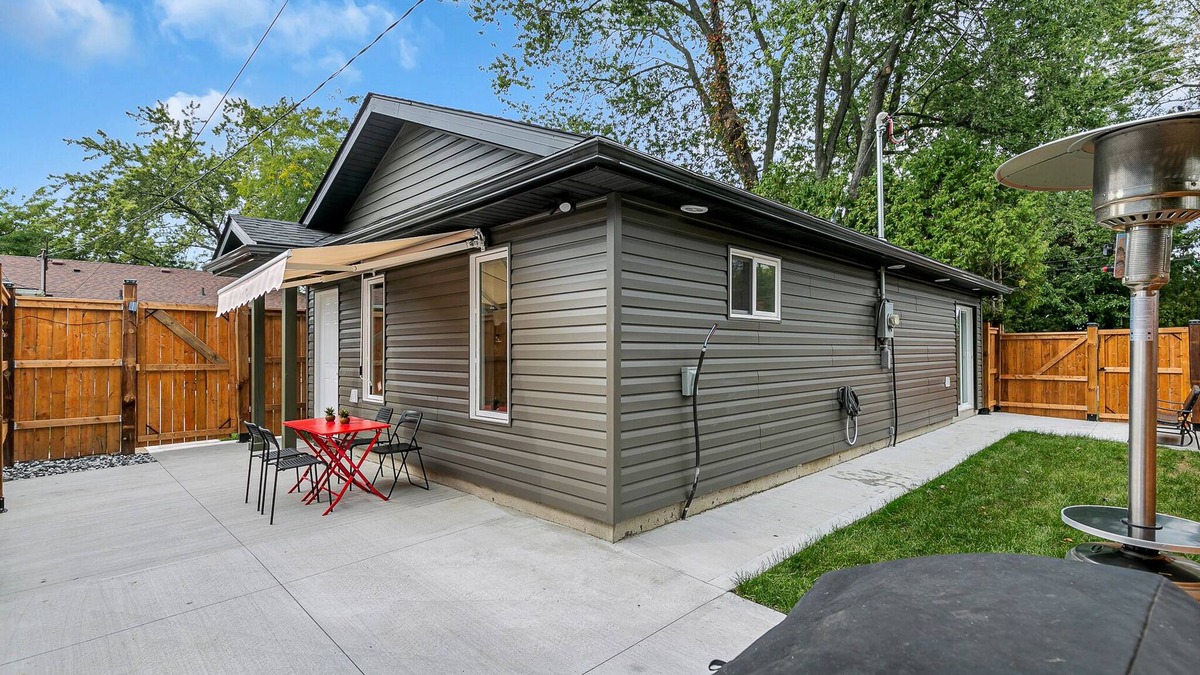 Windsor House | Luxury 2BR home with high ceilings with BBQ/patio in beautiful South Windsor.