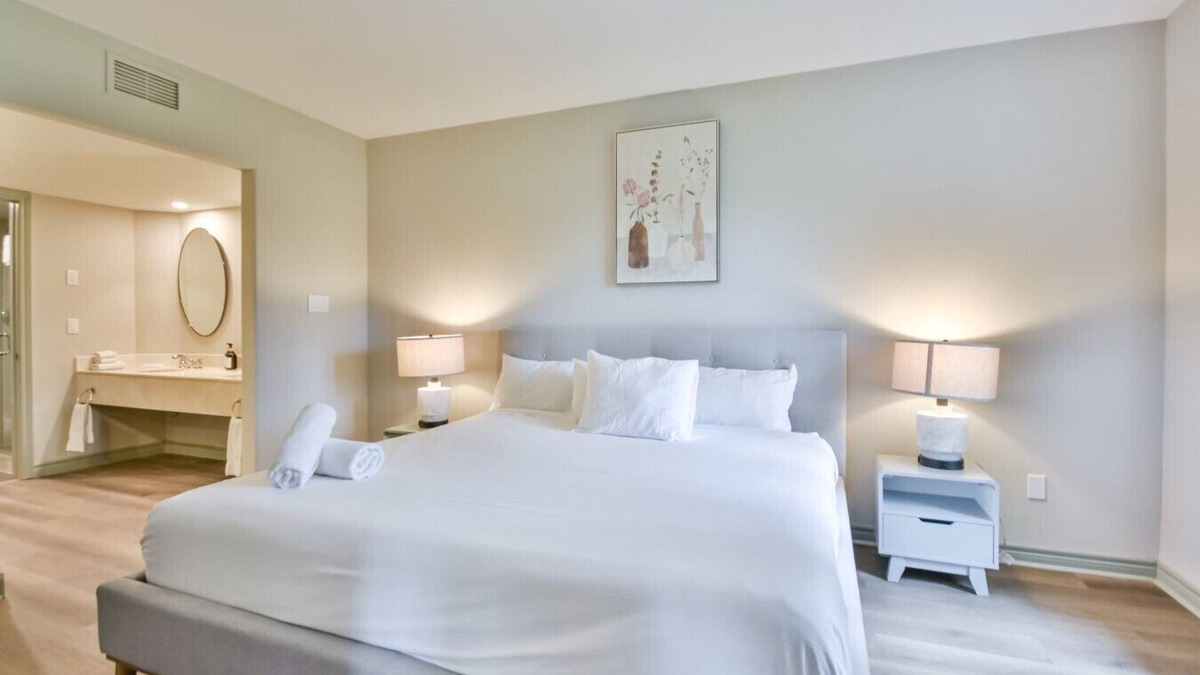 Oro-Medonte Condo | Luxury 2BR King Condo – with Pool & Spa Access