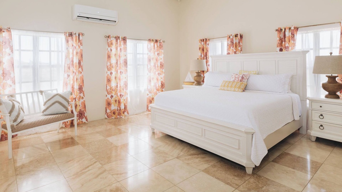 Estate Hermon Hill House | Luxury 3,000SF, 6 guests, 3 BR, 3 BA, Free Wi-Fi, AC, 5-10 Min beaches.