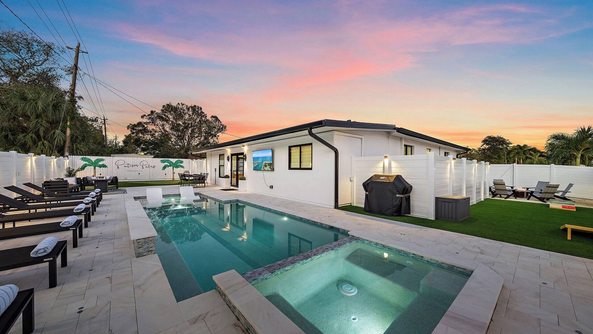 Sarasota House | Luxury 3/3 with Heated Pool, Spa, & Putting Green!