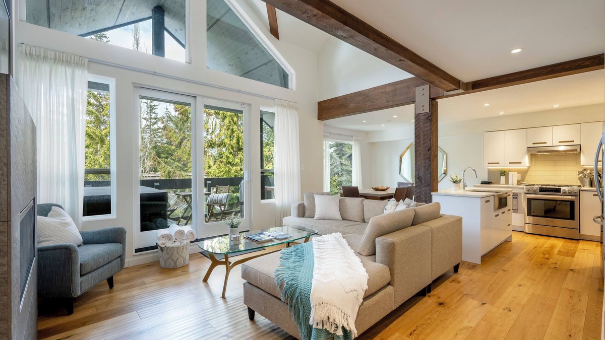 Whistler Village House | Luxury 3.5BR | SKI IN/OUT Access | Media Room | Hot Tub | Garage | Managed By Aloha Whistler