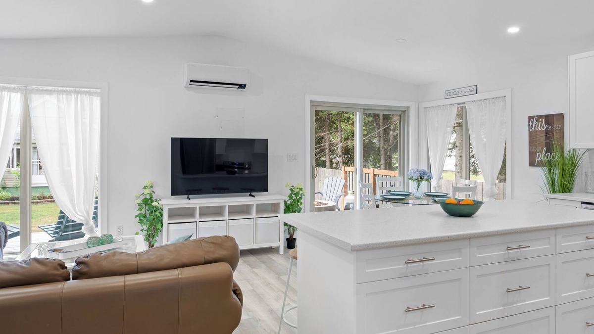 The Bluff Cottage | Luxury 3 bdm cottage 2 min walk from Parlee Beach