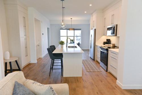 Chestermere House | Luxury 3 Bdrm 3 Bath townhome in Chestermere