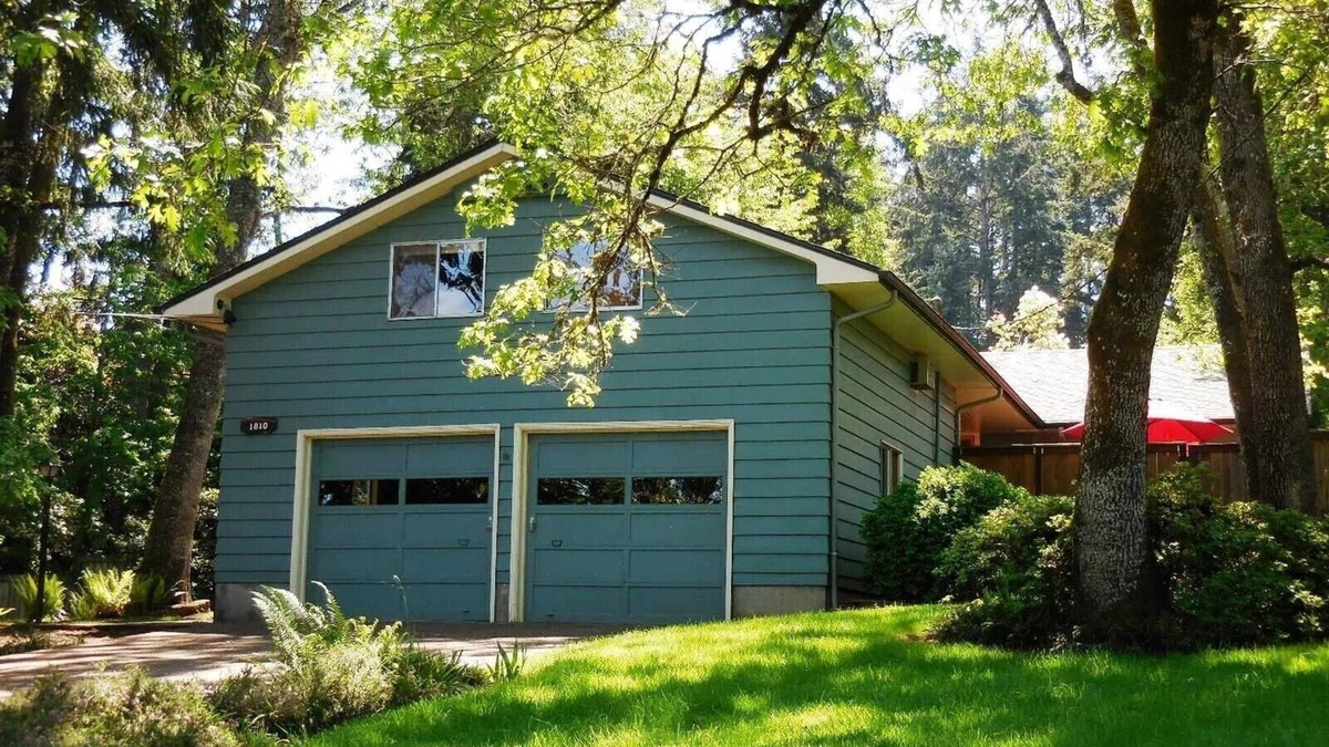 Friendly House | Luxury 3-bed 2-bath forest home in the city - 2.5 miles to UofO & Hayward Field