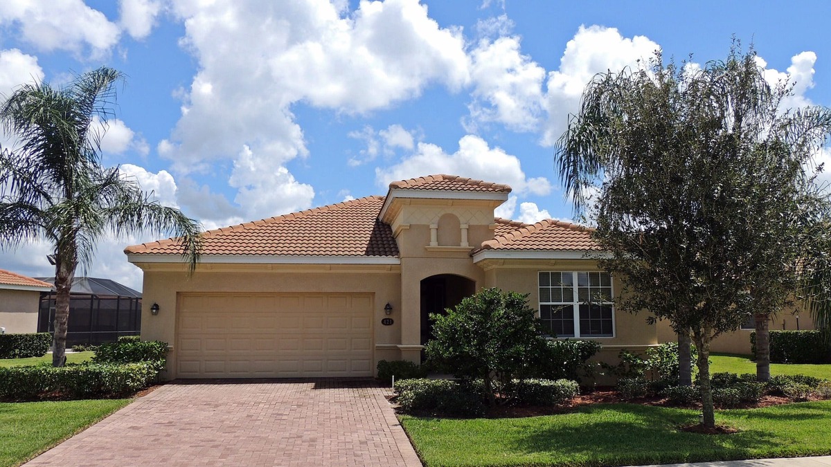 Braden River House | Luxury 3 Bed, 2 Bath Pool Home On Lake.
