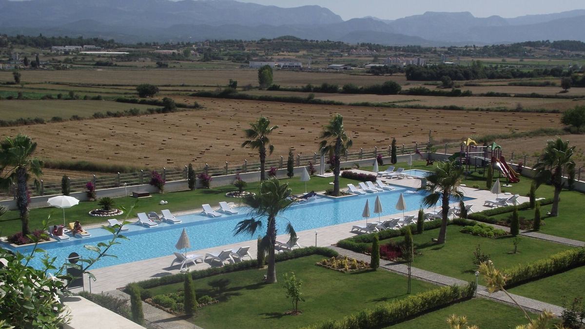 Side Apartment | Luxury 3 Bed Apartment, sleeps 7, with Jacuzzi on the Balcony