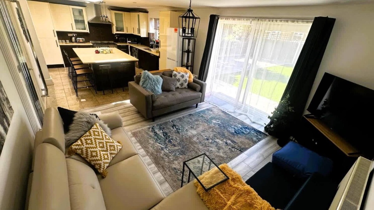 Cranbrook Apartment | Luxury 3-Bed Ilford Modern Comfort & Elegance