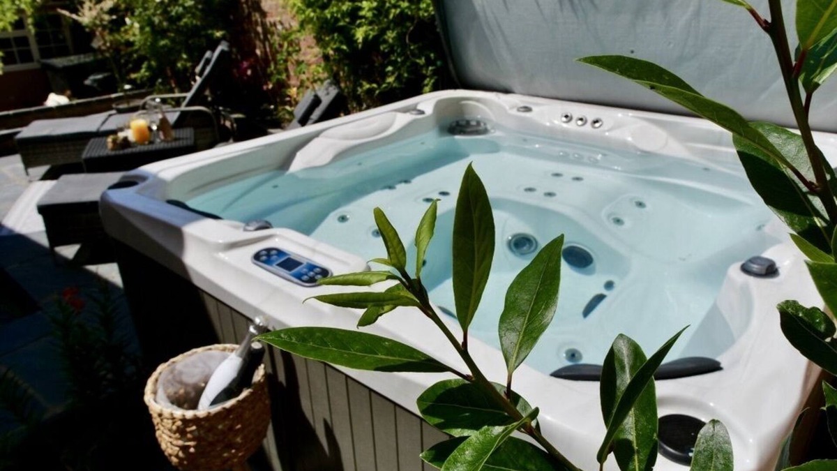 Saffron Walden House | Luxury 3 Bed Manor House Hot Tub Cinema Room SkyTV