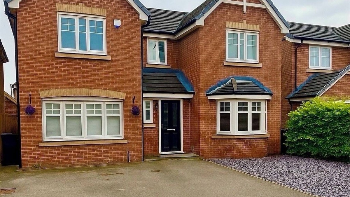 Leigh House | Luxury 3-Bed Retreat with 75 Inch TV, Gym, Sauna, Home Office, Xbox/Switch & BBQ