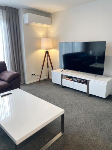 Addington House | Luxury 3 Bed Townhouse By Hagley Park With Garage