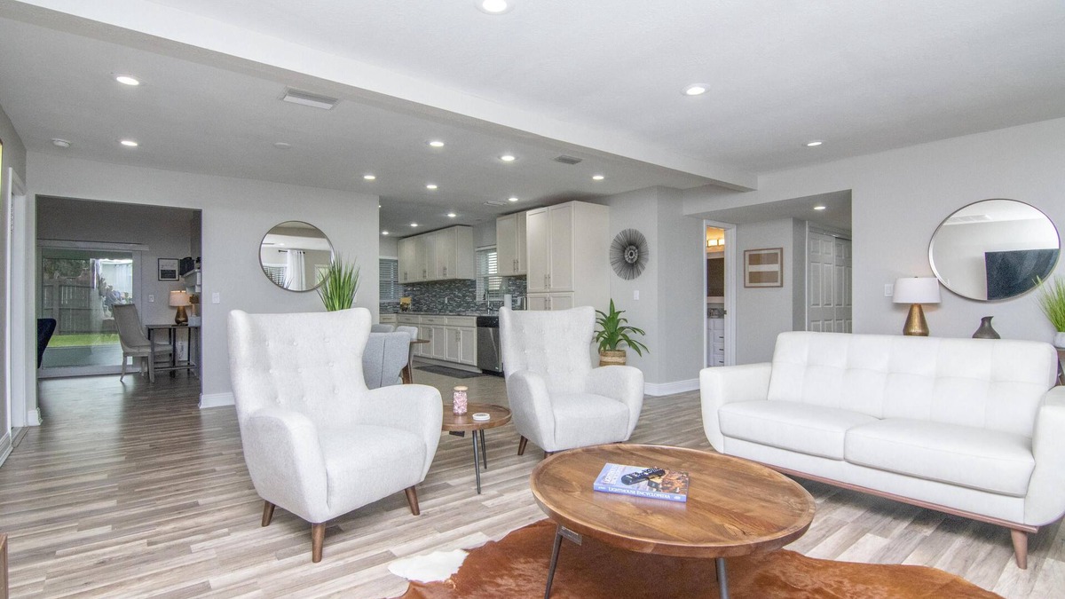 Brandon House | Luxury 3 Bedroom 2 Bath w/2 Car Garage