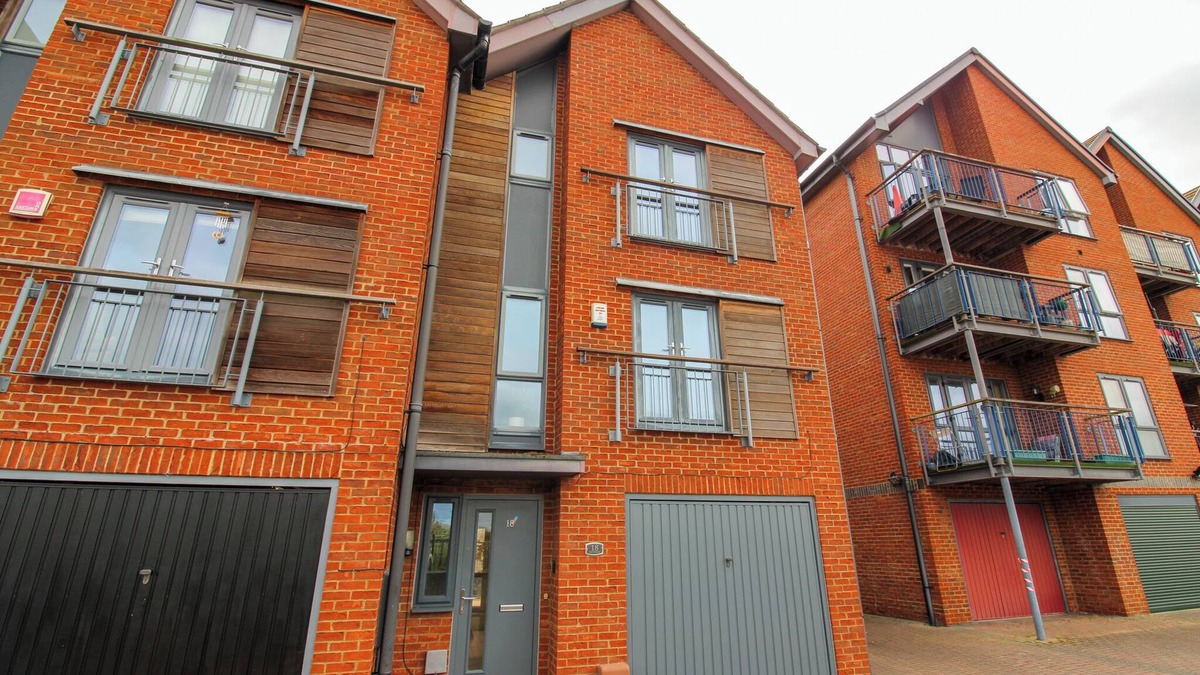 North Wheatley House | Luxury 3 bedroom 3 storey riverside living in a tranquil location.