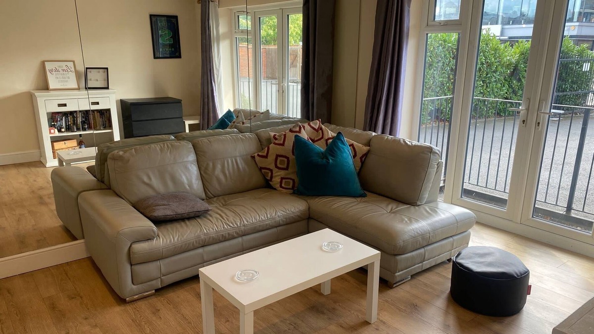 Cobham Apartment | Luxury 3 bedroom Appartment free parking superfast wifi smart TVs all amenities