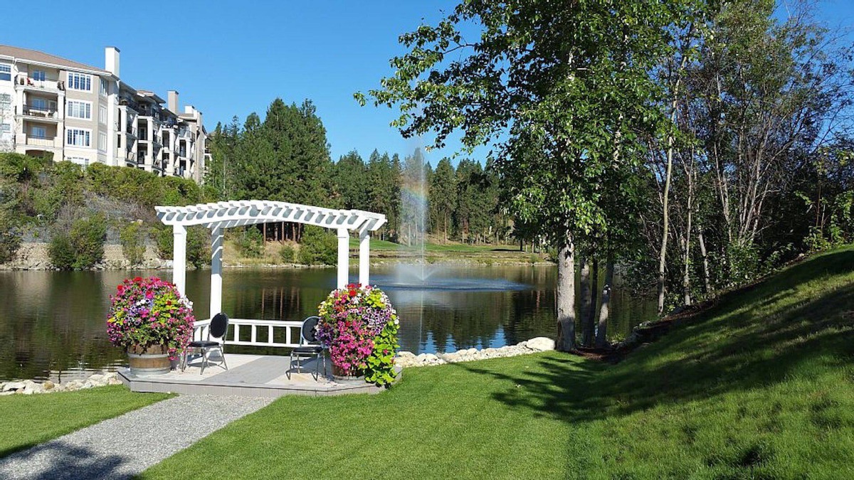 Quail Ridge Condo | Luxury 3 Bedroom Condo on Okanagan Golf Course - Sleeps 6 with Pool and Hot Tub