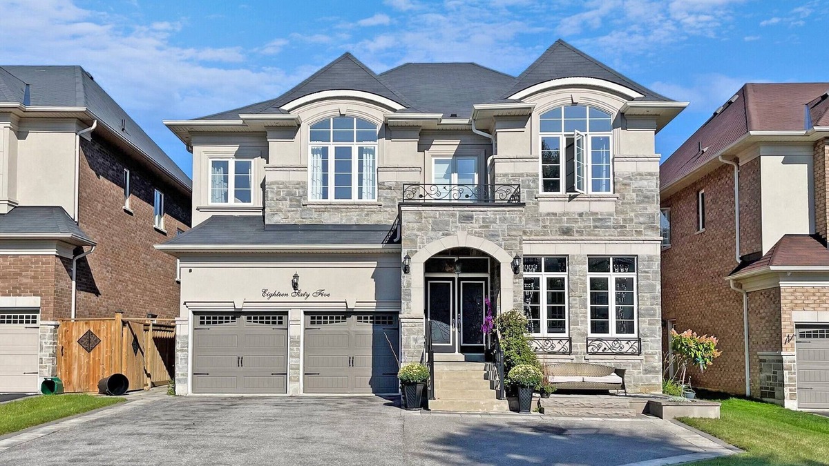 Pickering Condo | Luxury 3 Bedroom Family Home - w/Free WiFi & Parking. 20mins from Downtown