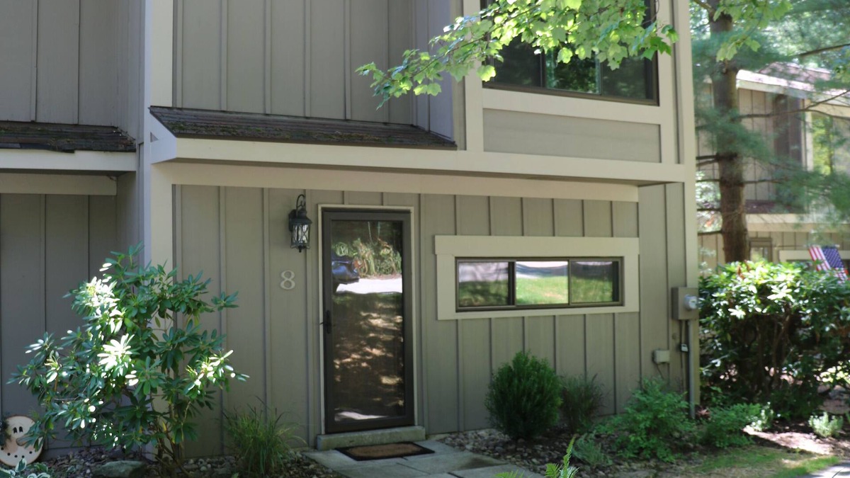 Hidden Valley House | Luxury 3 Bedroom Hidden Valley Retreat with Lake & Slope Views