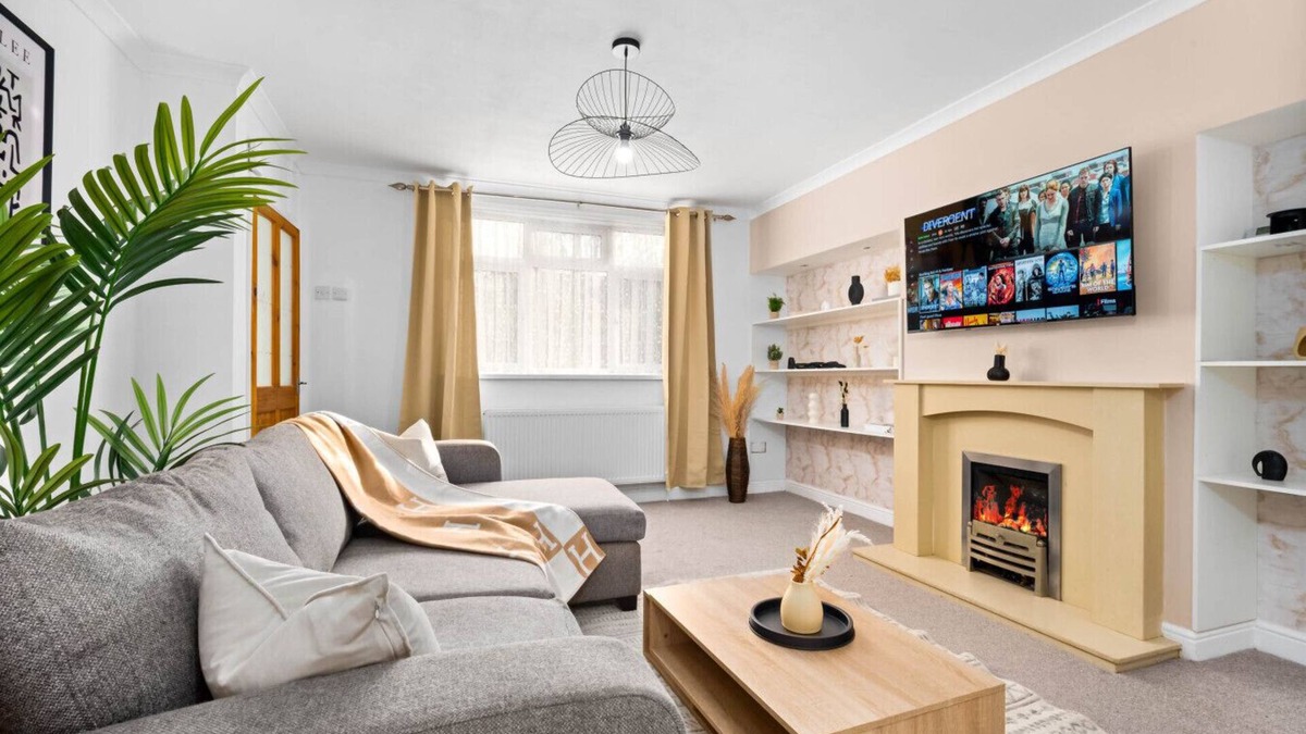 Seisdon House | Luxury 3 Bedroom House - Parking - Garden