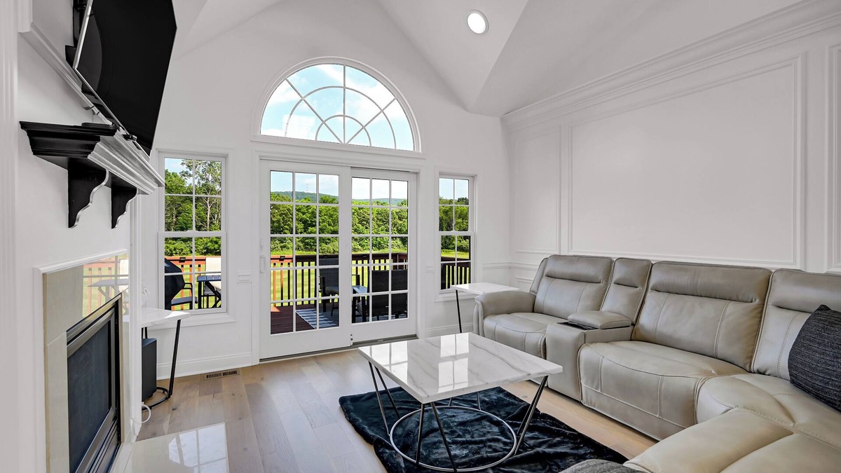 Hamburg House | Luxury 3 Bedroom Home at Crystal Springs