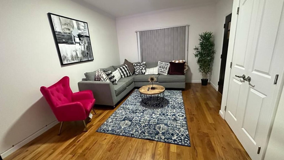 Elizabeth Apartment | Luxury 3 bedroom home 3 minutes to EWR