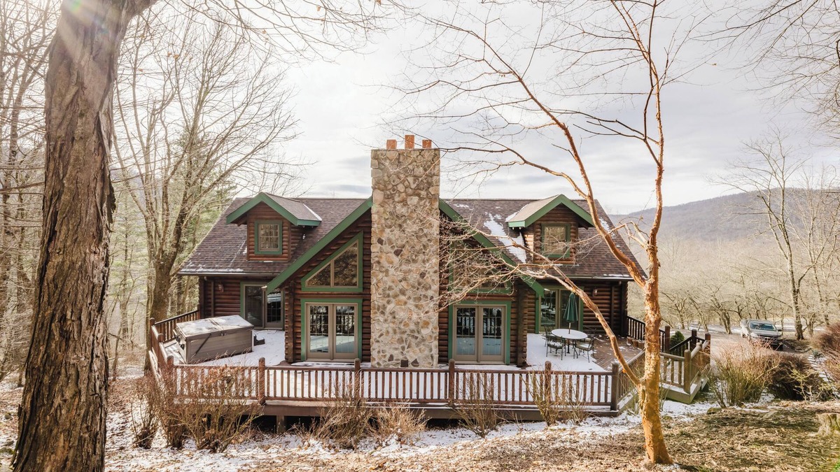 South Mountain Cabin | Luxury 3 Bedroom Log Cabin in Snowshoe Resort’s Hawthorne Valley - Sleeps 8 - 10