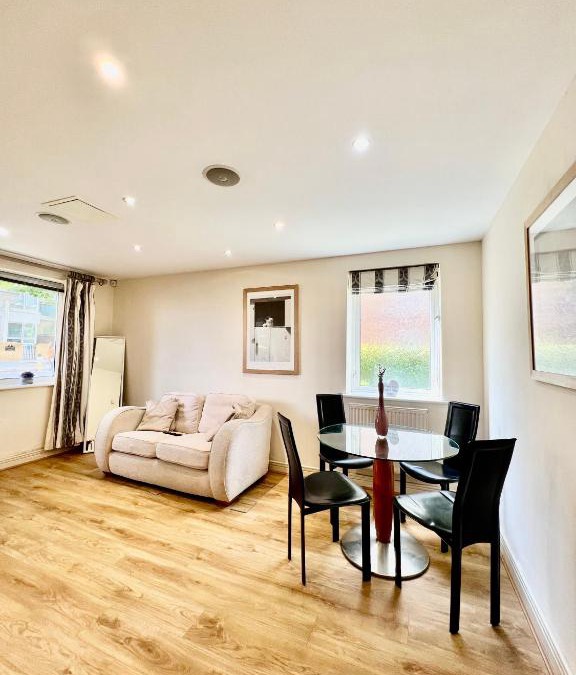 Docklands Apartment | Luxury 3 Bedroom Riverside Home - Canary Wharf & The O2 Arena