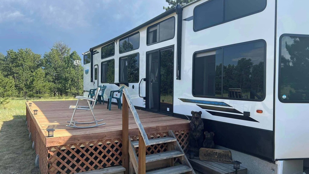 Union House | Luxury 3 Bedroom RV with full kitchen in Union - Wooded Campsite