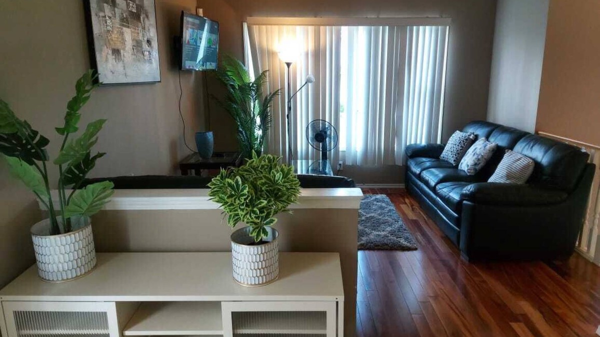 Evanston Apartment | Luxury 3 Bedroom Suite near Calgary Airport Wifi Free Parking