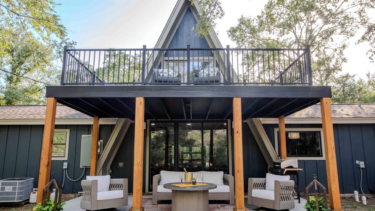 College Station House | Luxury 3-bedroom with elevated speakeasy vibes, sleeps 10, and brand new