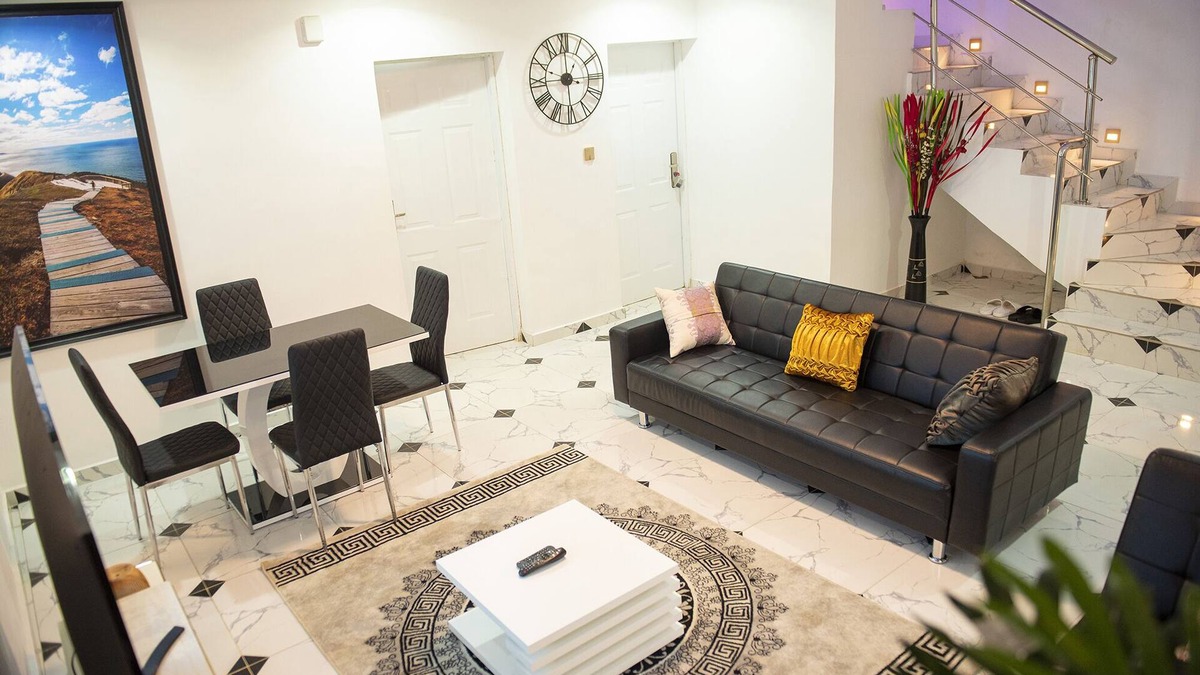 Abuja House | Luxury 3 Bedrooms Apart-24Hrs Elect/WIFI/Security 3 Bed Abuja (Black)