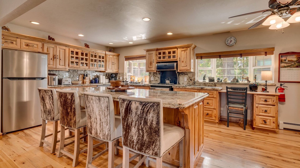 Skyland House | Luxury 3 BR close to town, skiing, access to Community beach. (ZC188)