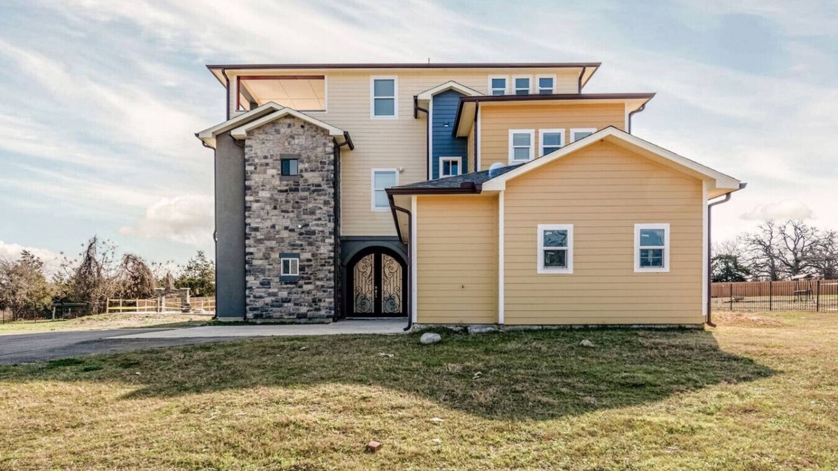Red Rock House | Luxury 3-Story Escape Private Pool 8BR Retreat