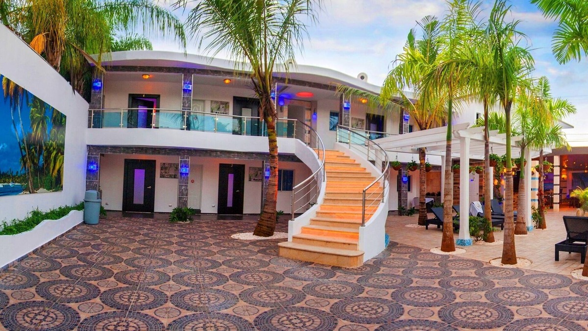 Villas Ana Maria Villa | Luxury 30BD Party Complex, guest-friendly, steps from Clubs/Beaches!