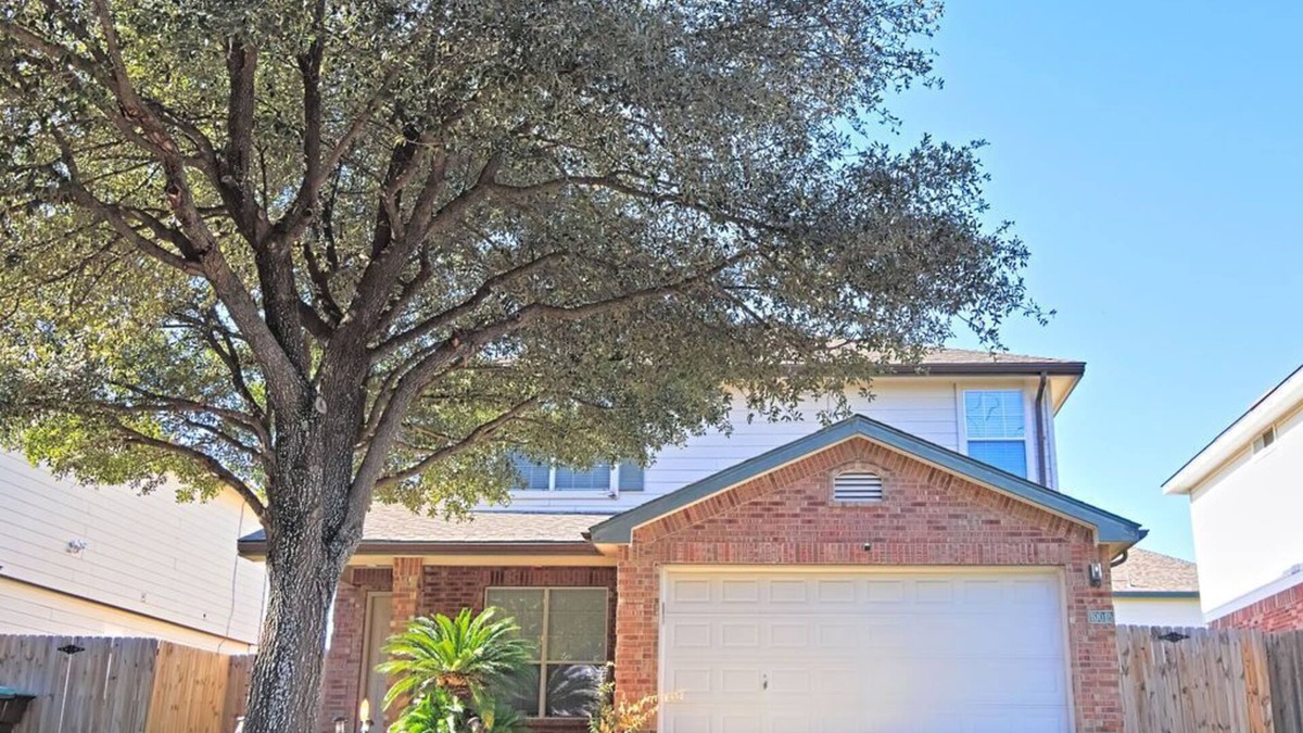 San Antonio Boat Rental | Luxury 3BD2.5BA with Communal Pool - Private Garage - Close to Malls - 6 Flags