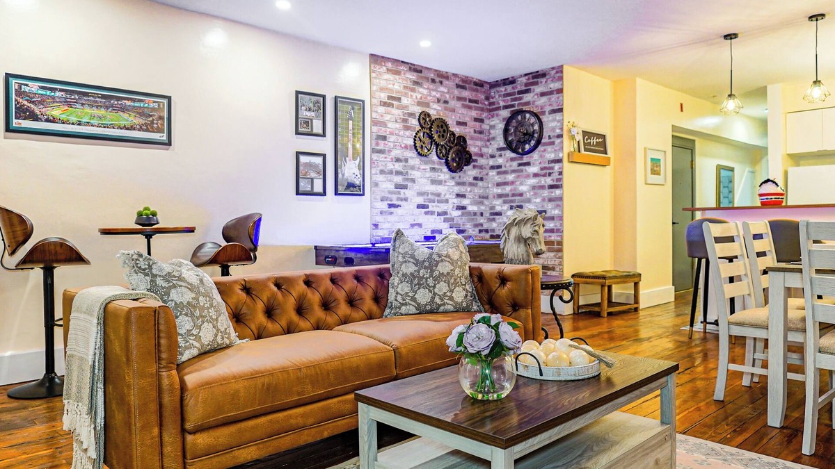 Old City Apartment | Luxury 3BR/3BA Air Hockey Lounge Walkable Old City