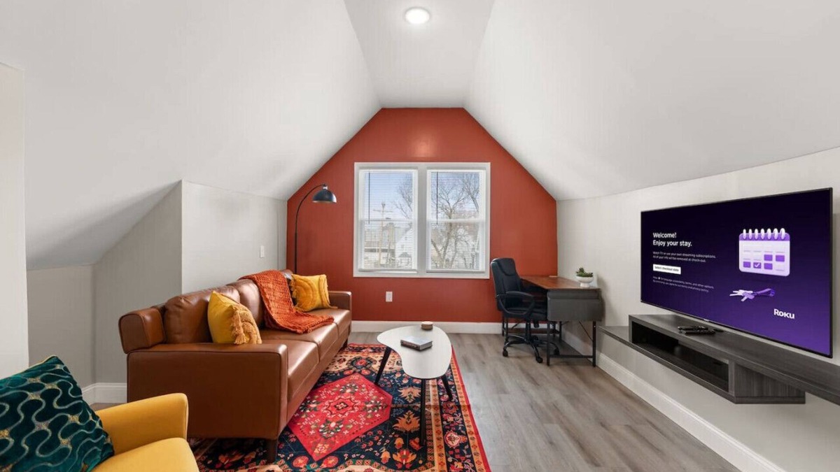 Hough Apartment | Luxury 3BR Apt Near Cleveland Clinic w/Parking