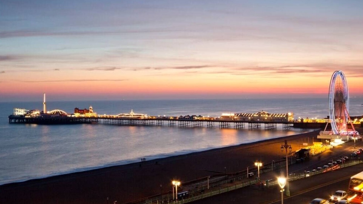 Woodingdean House | Luxury 3BR Brighton Home near South Downs, Sea Views, Pool & Free 4-Car Parking