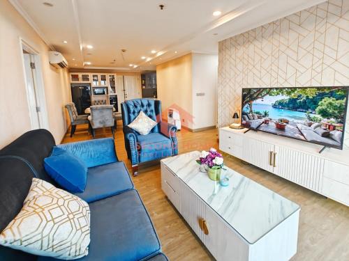 Kelapa Gading Barat Apartment | Luxury 3BR MOI Apt with Pool Wi-Fi Netflix by 2ndHome