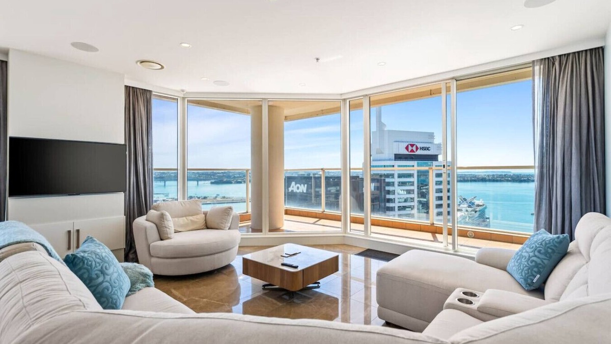 Auckland Central Business District Apartment | Luxury 3BR Quay West w/Views + Parking