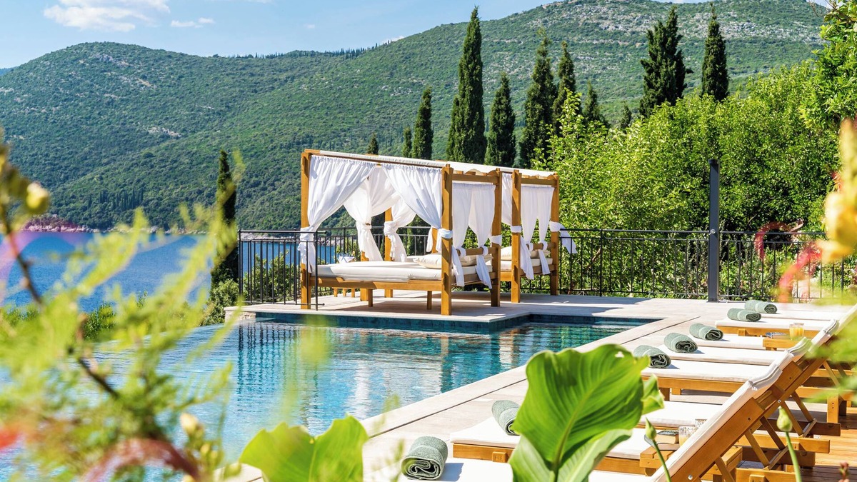 Molunat Villa | Luxury 4 BD 4BT villa for 8 guests with infinity pool and private beach