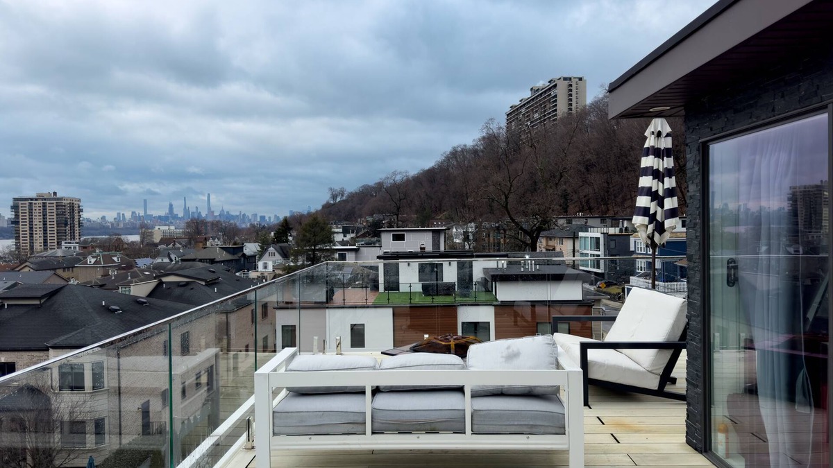 Edgewater House | Luxury 4-BD w/Rooftop Deck. Steps 2 NYC Views!